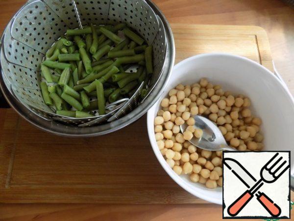 For the chickpeas salad, I boiled in advance. We cook green beans for a couple of minutes and immediately fill it with cold water so that it remains brighter.
