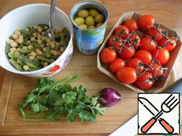 We cook everything we need for a salad. Put the chickpeas and beans in a salad bowl.
