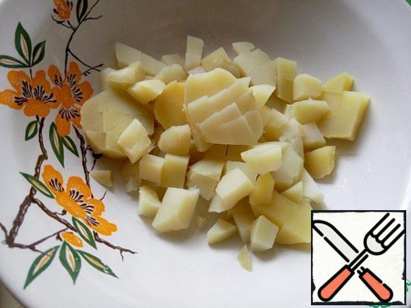 Peel the potatoes and cut them into small cubes.
