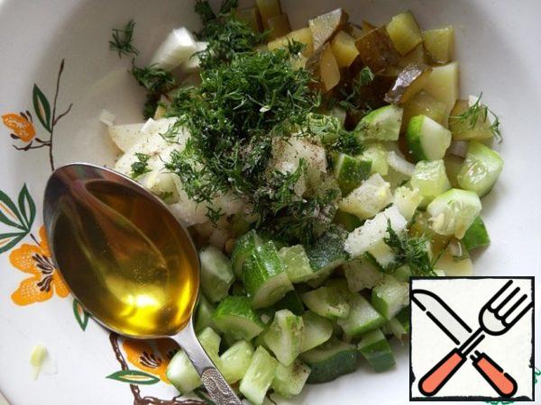 Add salt and pepper, pour in the fragrant oil and mix.
