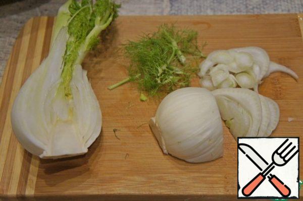 Cut half of the fennel bulb into thin slices.
