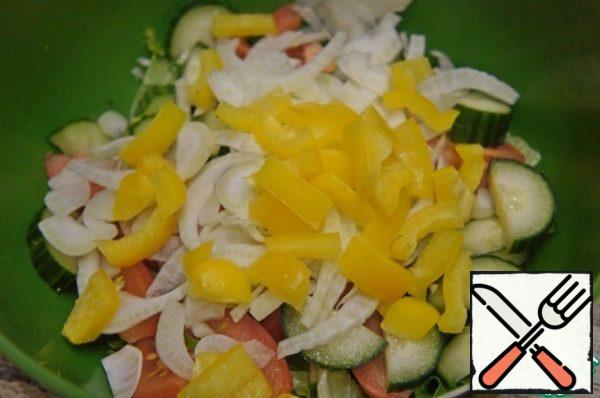 In the same place, add half of the sliced green pepper, preferably yellow, but red.
