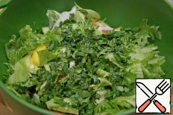Carefully whisk the olive oil and lemon juice in a small jar with a tightly closed lid.
Add salt to the salad, pour over the dressing and mix gently.