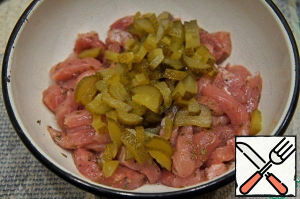 Cut pork into cubes, cucumbers into strips, pepper into pieces, potatoes into cubes.
Mix cucumbers with meat, add salt and pepper to taste.
