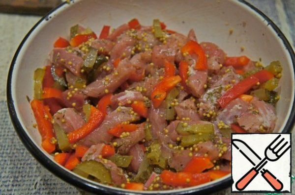 Add the pepper, cut into pieces, and mix everything together. Leave the meat to marinate for half an hour.
