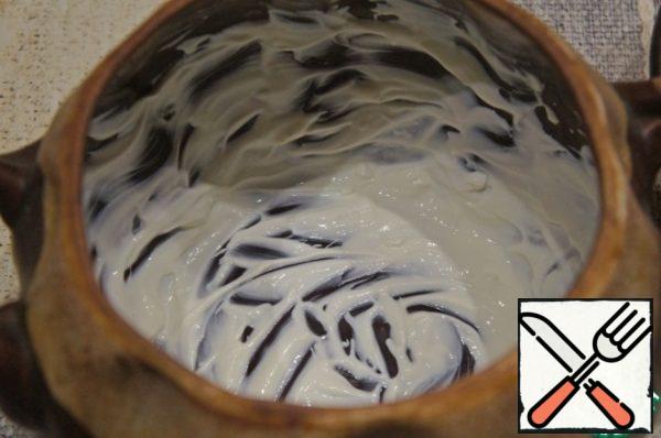 Grease the pots thickly with sour cream from the inside.
