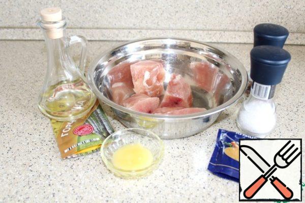 In the photo, part of the products: cut chicken fillet into large pieces, heat honey in the microwave.
