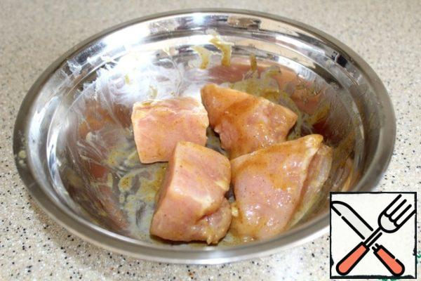 Carefully smear the chicken pieces with marinade and leave to marinate for at least 30 minutes, you can do it longer, but then why not use a sauce with kiwi, which also perfectly softens any meat. And I want to get not only soft meat, but also an exotic note.

