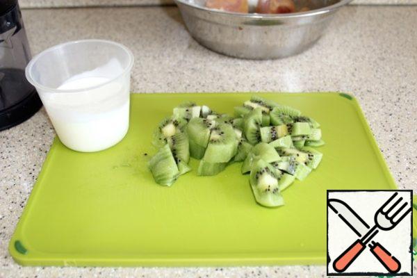 Peel and slice the kiwi at random, measure out the cream. Cream, if desired, can be replaced with fatty sour cream. The main requirement for kiwi is that the fruit must be ripe, sour and sweet, otherwise the sauce will turn out to be too sour and this will make itself felt after baking.
