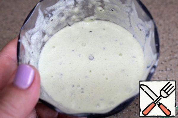 Whisk it with a blender. Be sure to taste the sauce (if you have listed it after all, adjust the taste with honey or sugar), the sourness should be pleasant.
