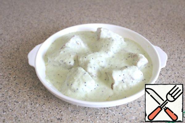 Pour the sauce over the chicken and put it to bake in the oven at 180 degrees (focus on your oven) for 30-40 minutes.
