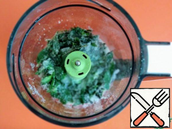 Put clean, dry mint leaves in a blender (you can use 2-3 tablespoons of dried mint) and sugar. Grind.
