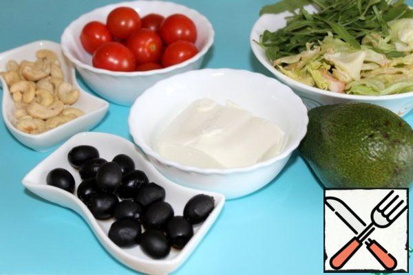 Salad products. Tear the iceberg lettuce leaves into large pieces, fry the nuts in the microwave.
