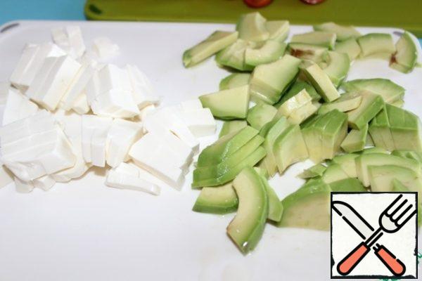 Avocado and feta (this cheese is perfect for this salad) cut into short plates 2-3 cm long.
