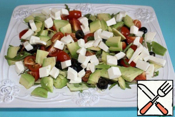 Put the lettuce leaves on the dish, on top of everything else.
