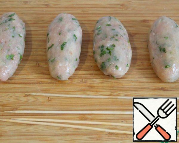 Preheat the oven to 180 degrees
Take out the minced meat, divide into 8 parts.
