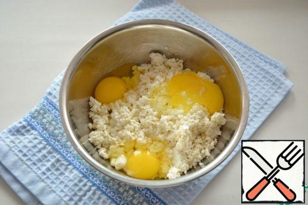 Put cottage cheese in a bowl, add eggs, salt.
