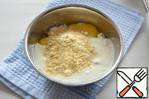 Pour in the yogurt, add honey and vanilla sugar. Add the corn flour.
