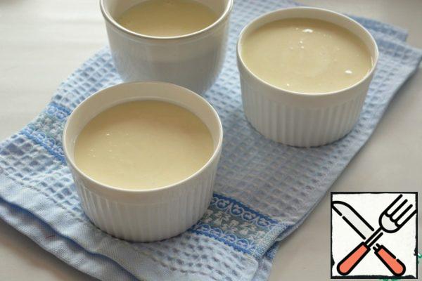Pour the curd mass into the molds.
A little tip: to make the pudding easier to remove from the molds, put the circles of parchment on the bottom.
