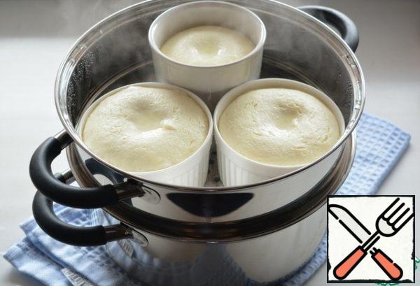Cook the pudding in a steamer for about 30-40 minutes. It rises strongly at first, but then drops to the initial level. Readiness is determined by pressing in the middle - it should spring.
