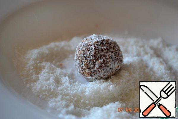 We take a teaspoon of mass, roll a ball out of it and roll the resulting candy in coconut chips.
