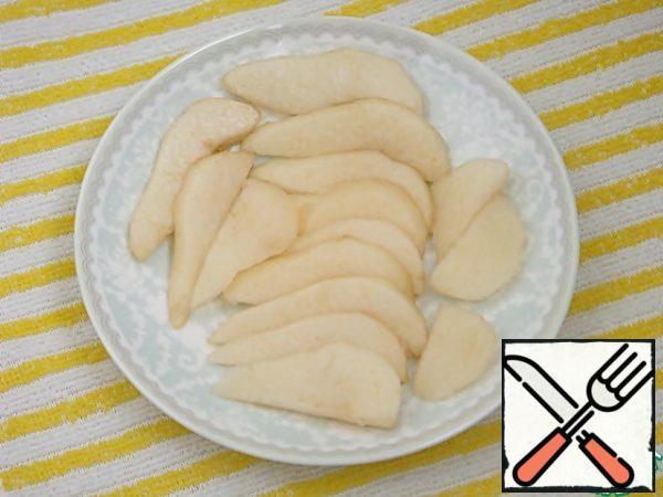 All products must be at room temperature.
Peel the pear, cut it in half lengthwise and cut into thin slices.
