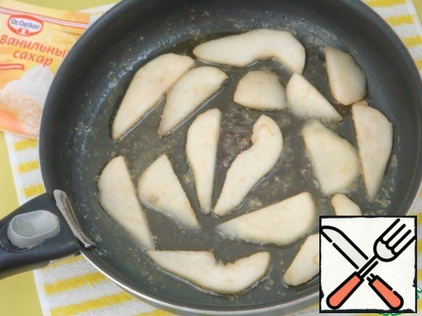 In a small heatproof frying pan, melt the butter over medium heat. Add vanilla sugar and salt. Put the pear slices in one layer.
Cook over medium heat for 5 minutes.
