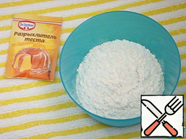 Preheat the oven to 180ºc.
Mix flour and baking powder.

