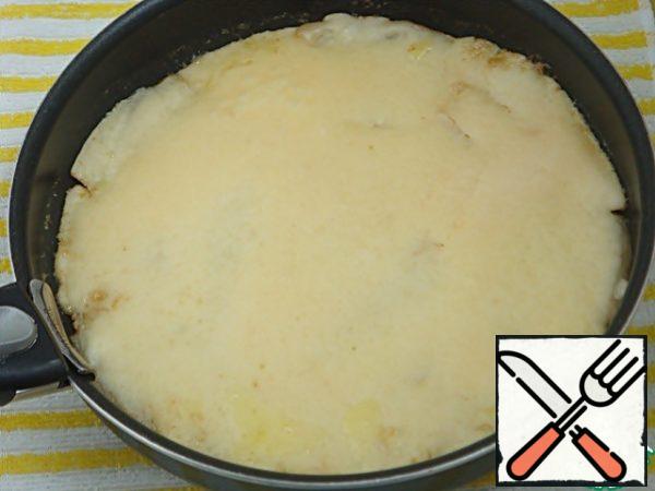 Pour the finished dough on the pears. Cover and cook for about 5 minutes.
