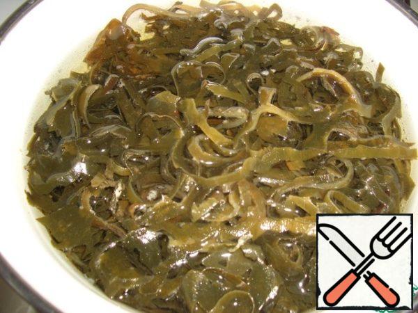 Put it in a container with a lid (I have a 2-liter saucepan, pour cold water (1-1.5 liters) and leave for 8-12 hours (I soak in the morning), infuse until the evening).
In the photo, the cabbage is already swollen.
Take enough water when the swelling of the cabbage increases up to 5 times!