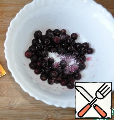 Currants pour brandy or brandy, add vanilla, vanilla sugar I have. Set aside to infuse.