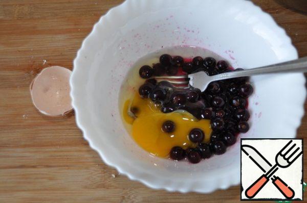 Soak the currant mix with the egg and add to the flour.