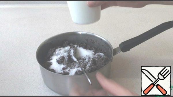 Prepare the filling. Rinse 200 grams of poppy seeds well with water, put on fire and boil for 20 minutes. Pour water, grind with a blender, add sugar and hot milk, mix and leave. If desired, you can also add a spoonful of rum or cognac, raisins, dried apricots or prunes.
