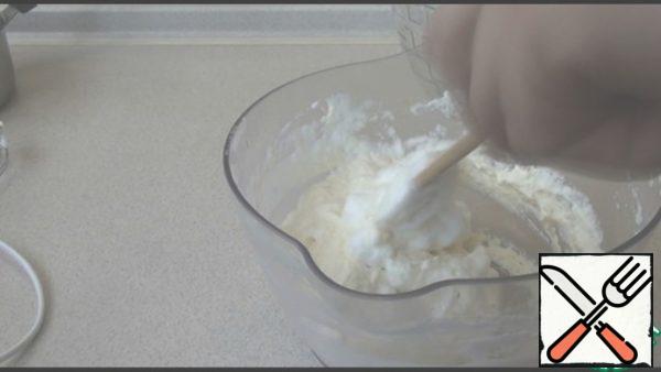 For the second filling, take 300 grams of cottage cheese, 2 eggs, separate the yolks from the egg whites, send the yolks to the cottage cheese, and the whites in a separate bowl. Grate lemon zest to the cheese, add sugar, vanilla sugar and grind well with an immersion blender. Whisk the egg whites into a soft mousse until a thick foam forms, so that when the dish is turned over, they do not budge and are added to the cheese mass. Gently mix the proteins with a spatula from the bottom up so that the mass becomes homogeneous.
