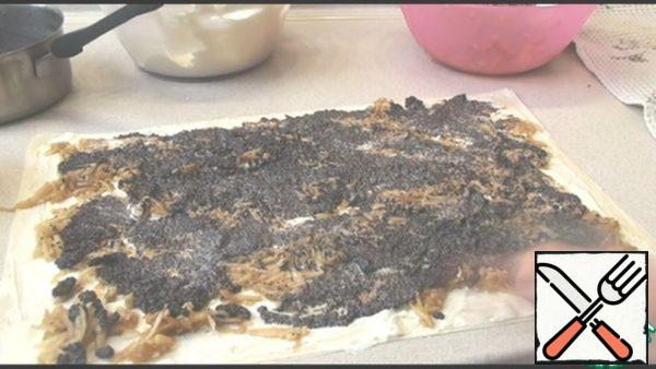 Lay out one sheet of dough, grease it with oil, on top of the other, grease it with oil again. So, 4 sheets. The fourth sheet is also greased with oil, put 1/3 of the curd filling, then 1/3 of the apples and then 1/3 of the poppy filling.
