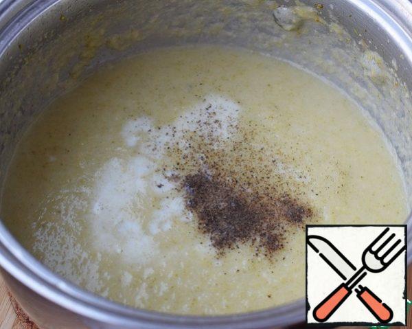 Remove from the heat. Beat the puree with a blender, add milk (or low-fat cream), salt, ground black pepper. Return the pan to the stove, heat the soup, but do not bring it to a boil.
