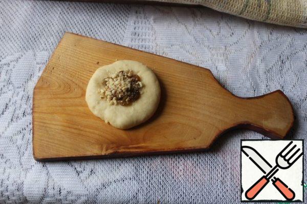 The remaining pieces are pressed into the cake and spread the filling: white raisins with nuts,
