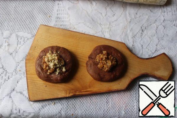 On the dark – figs with nuts.

