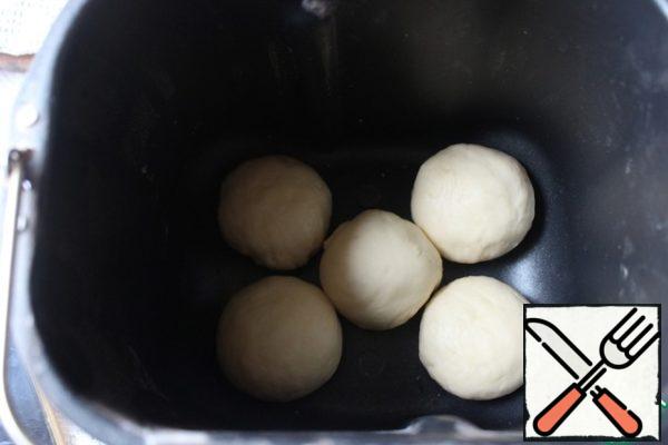 In the form (I have a bucket from the bread maker) put white buns (pinch).
