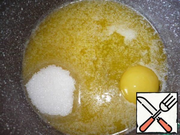 Melt the butter, add sugar and chicken egg, mix well.
