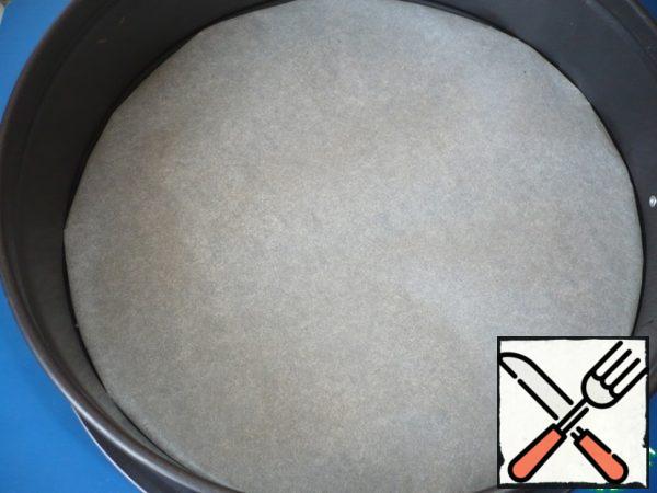 Prepare a baking dish for a spring mold with a diameter of 18 cm, cover the bottom with parchment paper.
