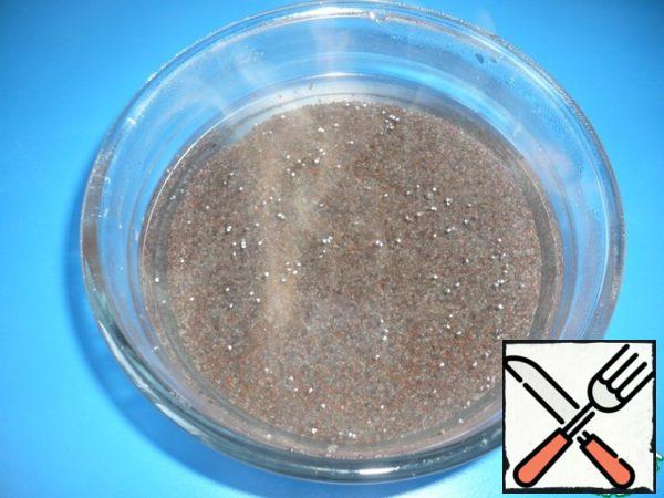 Now prepare the filling for the cake. Pour boiling water over the poppy seeds for 20 minutes, and then strain through a sieve.
