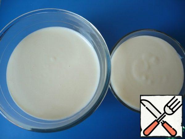 Divide the curd filling into two unequal parts, one part should be slightly larger.
