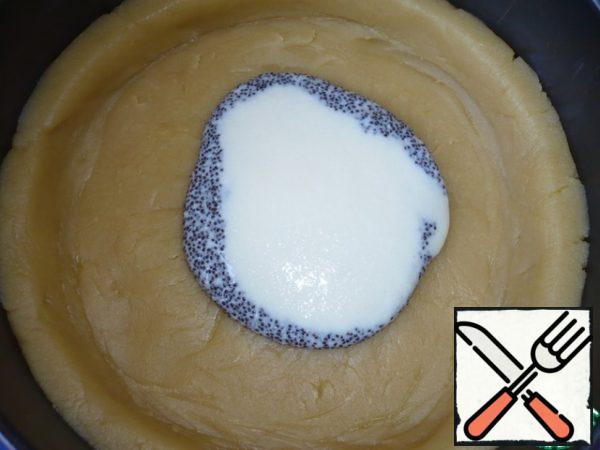 Take the dough out of the refrigerator, put 1 tablespoon of filling in the center alternately: 1 spoon with poppy seeds, 1 — without poppy seeds.

