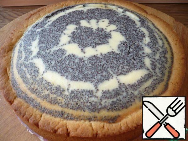 Bake the pie in the oven, preheated to 180 degrees, for about 1 hour. The finished cake is completely cooled, and then removed from the mold.
