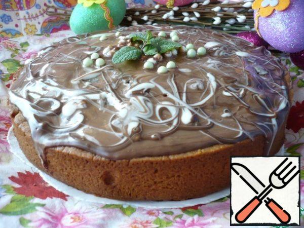 Now prepare the glaze with the taste of dark and white chocolate, according to the instructions on the package.As soon as the icing melts, immediately apply it to the surface of the cooled cake.