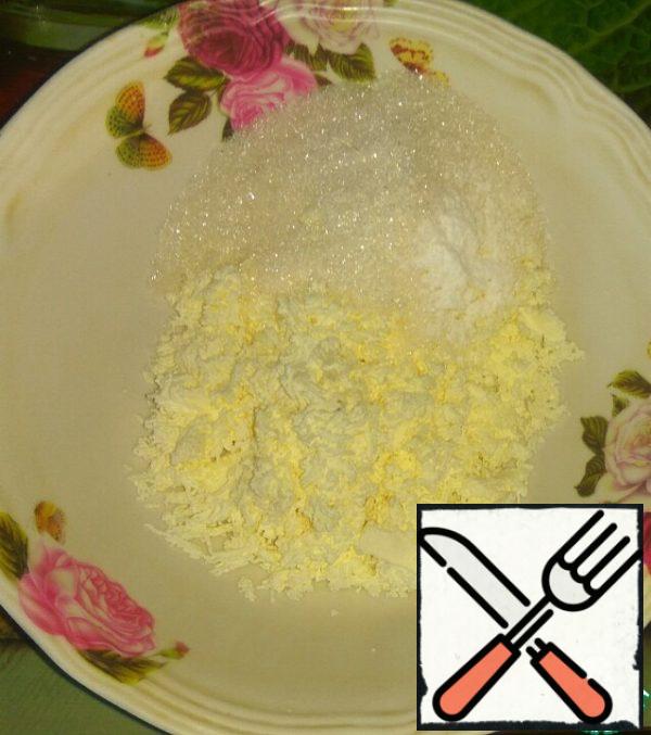 Grind the cottage cheese through a sieve. Add sugar, vanilla and a pinch of salt. Mix it.
