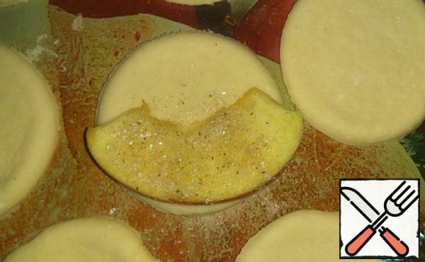 Put a slice of apple on half a circle of dough. If necessary, sprinkle a little sugar and cinnamon to taste (I mixed 3 tsp sugar and 0.5 tsp cinnamon, I got a sweet and sour apple).

