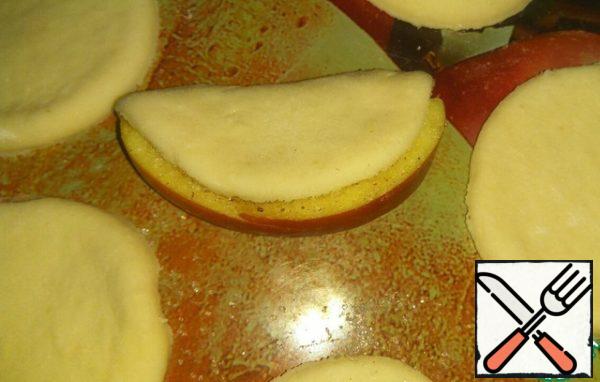 Cover with the second half of the dough cup, covering the apple.
