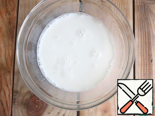 Mix milk with sour cream, add soda, mix.
Instead of milk and sour cream, you can take kefir or yogurt, diluted with milk.